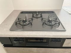 3種類の料理が同時に調理できる、3口ガスコンロ。忙しい朝食やお弁当作りも効率良くお料理できますね＾＾