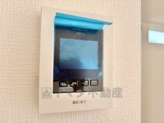 今や必需品となっておりますTVモニター付きインターホンです。録画・再生器のもついており防犯性もばっちりです。キッチン横にありワンタッチで外の方とお話ができますので便利です。