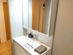 三面鏡にハンドシャワー付きで使いやすい洗面台です＾＾鏡裏と洗面ボウル下に収納付きの洗面台なので、整理整頓ができスッキリと使えます＾＾