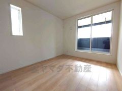 バルコニーに面した陽当たりの良い洋室です＾＾