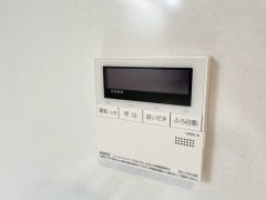 キッチン横からお湯張り、追い炊き、温度調節がボタンで楽々操作できる給湯器リモコンです＾＾忙しい夕飯の準備の時間帯に重宝しますね。