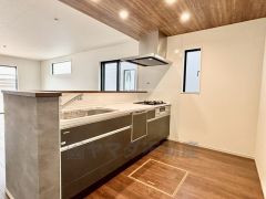 収納も、作業スペースも広々と設けられた使いやすいシステムキッチンです＾＾