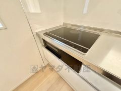 お手入れのしやすいIHクッキングヒーターです。3口コンロなので、効率よくお料理が楽しめます。毎日のお料理も楽しくなりますね＾＾