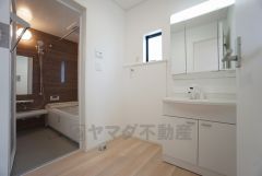 同仕様写真。現況と異なる場合は現況を優先します。洗面台、洗濯機置き場、バスルームが連なっている、生活導線の考えられた作りになっています。