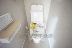 ウォシュレット付きトイレです。1階2階の2ヶ所にトイレがあるので、忙しい朝にもゆとりができますね＾＾