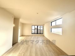 家族が集まる開放的なリビング。思い思いの時間を過ごしたり食事をしたり、素敵な団らんの場になりますね。