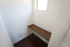 キッチン横にカウンター付きの家事室が設けられています。作業の場や収納などとしても活躍してくれそうですね＾＾