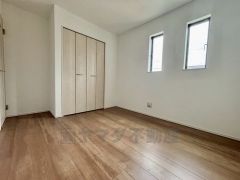 クローゼット付きなので、すっきりと整理整頓でき気持ちよく過ごせますね＾＾居室としてももちろん、収納や書斎、お子様のプレイスペースにも＾＾使い勝手が良さそうです＾＾