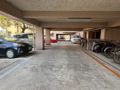 敷地内平面駐車場。（月額10,000円）空き状況はお問い合わせください。平面なので駐車もラクラクできますね。