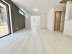 広々としたリビングです。お気に入りの家具を配置したり、お好きな雑貨を飾って居心地の空間を作りたいですね＾＾