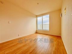 木目調のシンプルデザインで落ち着きと安らぎの空間に仕上げています。各部屋に収納が完備されているので、お荷物が多くなっても安心の設計です。