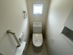 温水洗浄機付トイレです。トイレは2ヶ所設けられているので、来客時にも気兼ねなく使えますね。小窓付きで換気も出来ます。