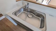 大きなお鍋も楽々洗える幅の広いシンクです＾＾ステンレスシンクなので簡単にお掃除できますよ。洗剤やスポンジもすっきりできる収納付き。