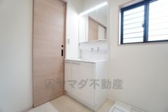 同形状・同仕様 三面鏡裏収納付き洗面化粧台です＾＾ 歯磨きセットやスキンケア用品などの収納に便利ですね。 生活感も隠すことができ、来客時にも安心です。同形状・同仕様 玄関横には大型のシューズクローゼッ