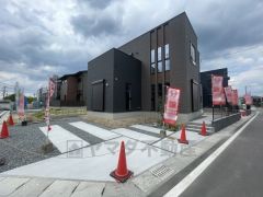 前面道路幅員約6ｍ。快適でゆとりのある生活空間で新生活を始めませんか＾＾