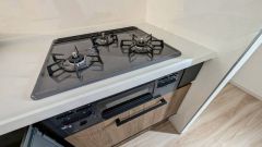 3種類の料理が同時に調理できる、3口ガスコンロ。忙しい夕食の支度時間が短縮できて効率よくお料理が楽しめます。