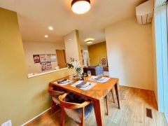 家族が集まる開放的なリビング。思い思いの時間を過ごしたり、家族みんなで食事をしたり、素敵な団らんの場になりますね。