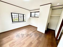 採光良好の洋室は、明るく心地よい住空間が魅力。収納スペース付きでお部屋を広々使えます