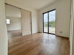 リビング隣の4.5帖の洋室は多用途に活躍　 扉を開けて開放的な空間としても利用可能です