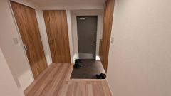 ゆとりのある玄関スペース。シューズ収納も備わっており、玄関まわりをすっきり整理できます＾＾