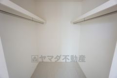 ウォークインクローゼット付き＾＾ハンガーパイプ下にボックスを置いて、枕棚を活用して、たっぷりと収納できそうです＾＾