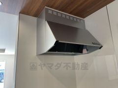 お手入れが簡単なスリム型レンジフードです。調理により発生する油煙や臭いを吸い込み、屋外へ排気してくれます。