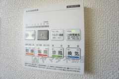 浴室暖房乾燥機付き。天候に左右されず、いつでも好きなときに洗濯物を干せるので、仕事や家事で忙しい方に重宝します。