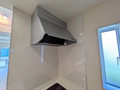 コンロ上には換気扇完備＾＾すぐ横に小窓が設けられているので、換気扇と合わせてWで換気できます＾＾
