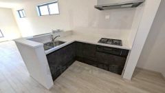 作業スペースを広く使えるコンパクトなL型キッチンです。作業動線が短くなるので、効率よくお料理ができます。