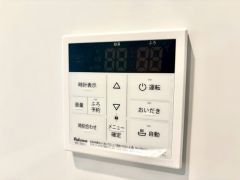 お湯張り、追い炊き、足し湯がボタン一つで楽々操作できる非常に便利な給湯機リモコンです。追い炊きがついていると寒い冬は水道代の節約にもなるので助かりますね