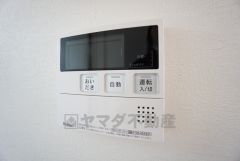 キッチン横からお湯張り、追い炊き、足し湯がボタン一つで楽々操作できる給湯機リモコンです＾＾忙しい夕飯の準備の時間帯に重宝しますね。