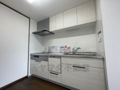 収納も、作業スペースも広々と設けられた使いやすいシステムキッチンです＾＾