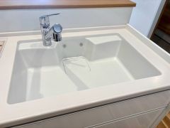 色も形もキレイなシンクは、広さも確保しているので、大きめの鍋も簡単に洗えます＾＾浄水器が一体化した水栓シャワーが付いているので、節水効果もありますね＾＾