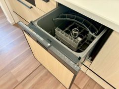 炊事時間を大幅に短縮できる食器洗浄乾燥機付き＾＾食器を洗う手間が減るので家族とのコミュニケーションの時間や自分の時間が増えますね。