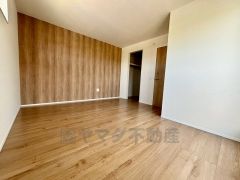 デザインクロスがアクセントになった落ち着いた雰囲気の洋室です。 バルコニーに面した陽当たりの良い洋室です＾＾