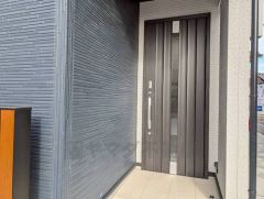 採光の良い明るい玄関です。