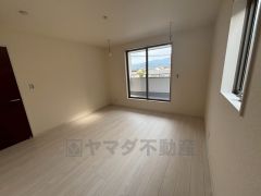 バルコニーに面した洋室です。大きな窓からやわらかな陽が差し込む明るいお部屋です。寝室としてもおすすめです。