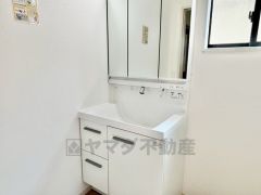 三面鏡つき洗面台。収納も一体型になっているので、化粧品や予備の歯ブラシ等もきれいに整頓できますね＾＾