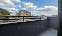 陽当たりの良いバルコニーです。お洗濯やお布団干しはもちろん、日光浴スペースにも。足元は防水工事施工済です。