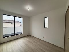 バルコニーに面した明るい洋室