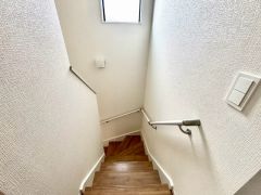 日中でも暗くなりがちな階段には、小窓を配置し採光も考えられたつくり＾＾手摺付きなので安全に上り下りできますね＾＾
