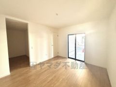 1階洋室　大容量のウォークインクローゼット。季節ごとのお洋服全てを収納できるので、衣替えも楽になりますね＾＾