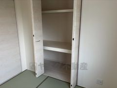 和室押入。お布団や来客用の座布団、扇風機やヒーターなどの季節家電の収納スペースとしても便利です。