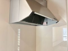 調理スペース近くの空気だけを排気するレンジフード。煙とにおいを排出する効率がよくなり、電気代もお得に＾＾