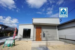 新築平屋住宅。上下の移動がないので生活動線が効率的。家計に環境にも優しいオール電化＾＾お問い合わせお待ちしております＾＾