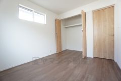 暖かい日差しが差し込む洋室。たっぷり収納できるクローゼット付きでお部屋の中をすっきりと快適に保てます。