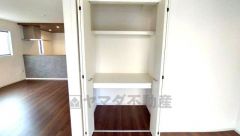 キッチン横に広々とした収納付き＾＾洗面室にも近く、食料品だけでなく日用品などの収納にも＾＾