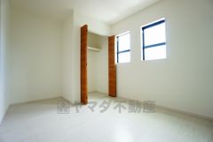 同仕様写真。暖かい日差しが差し込む洋室。たっぷり収納できるクローゼット付きでお部屋の中をすっきりと快適に保てます。