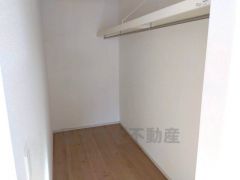 大容量のウォークインクローゼット。季節ごとのお洋服全てを収納できるので、衣替えも楽になりますね＾＾