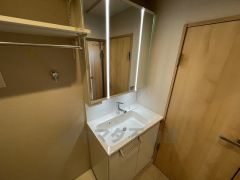 三面鏡にハンドシャワー付きで使いやすい洗面台です＾＾鏡裏と洗面ボウル下に収納付きの洗面台なので、整理整頓ができスッキリと使えます＾＾
